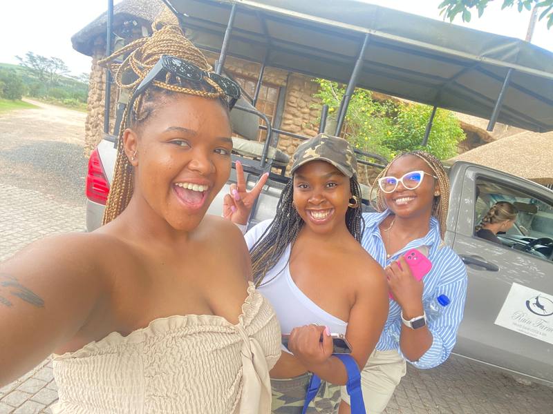 3 girls safari selfie