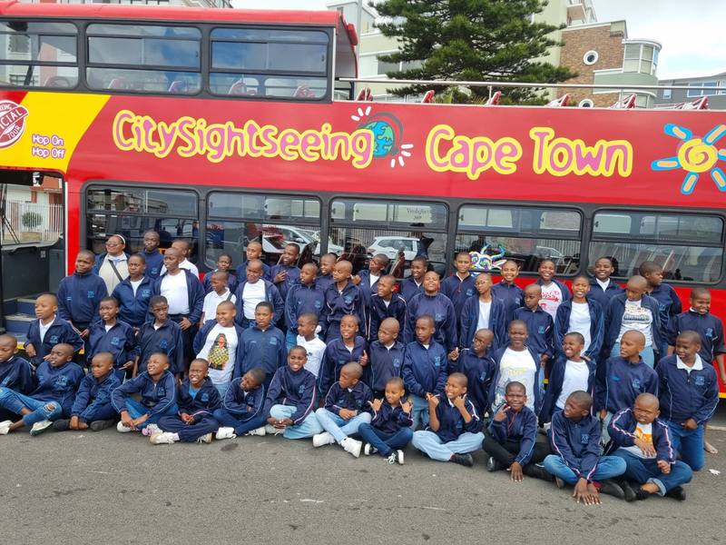 School kids sightseeing bus